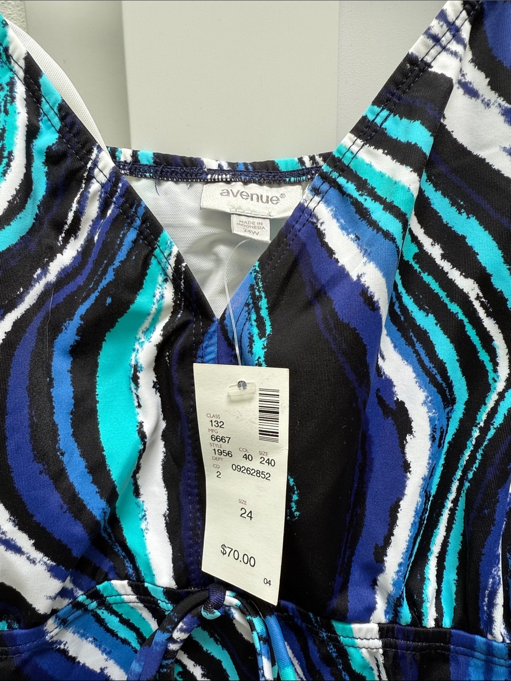 NWT Avenue Black, White, Blue & Teal Patterned Swim Top Size 24 - Picture 2 of 5